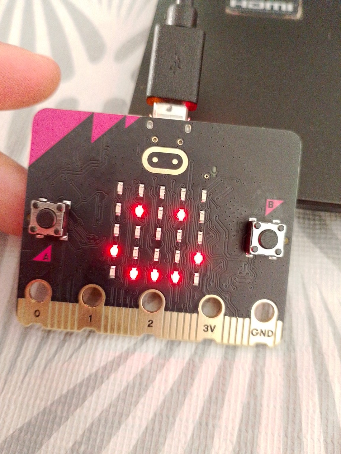 Primera prueba de NovaRobotic con una placa micro:bit mostrando una figura en su matriz LED