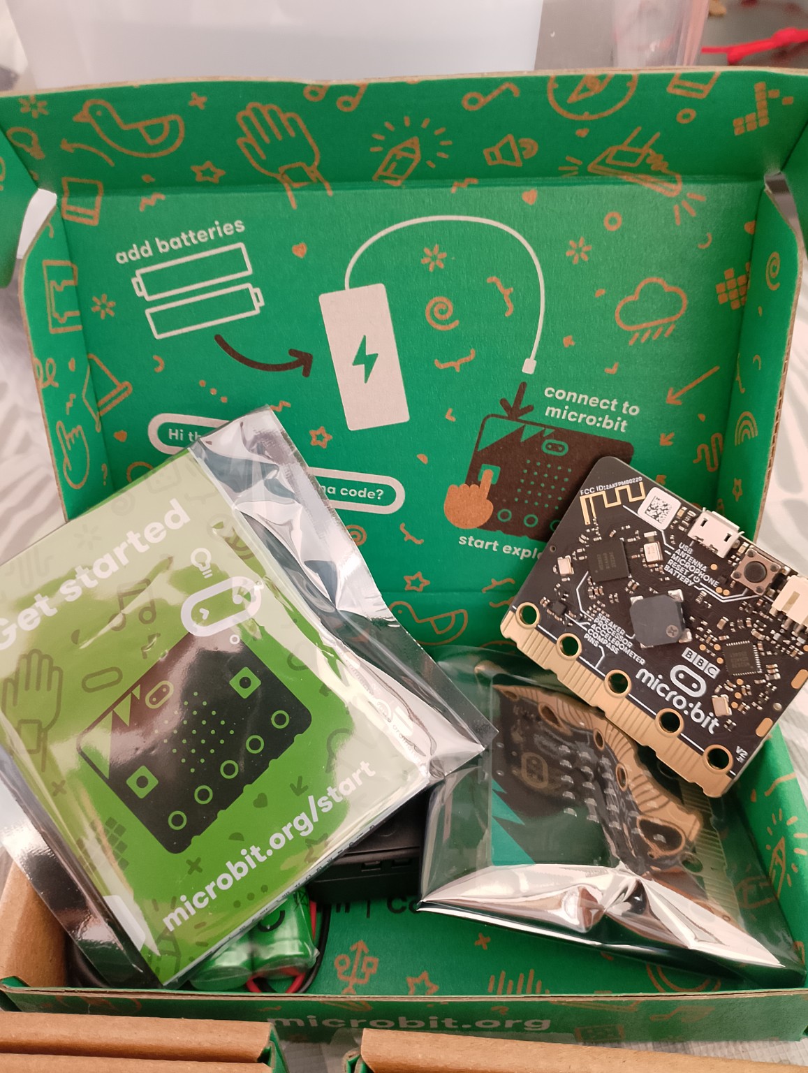 Nuevas placas micro:bit y material recibido por NovaRobotic
